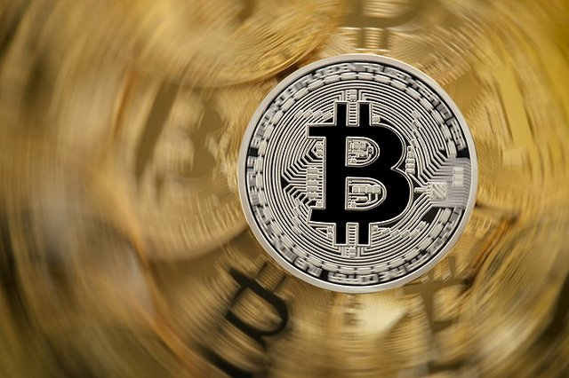 У планировавших купить биткоины студентов в Москве похитили 7 млн руб.