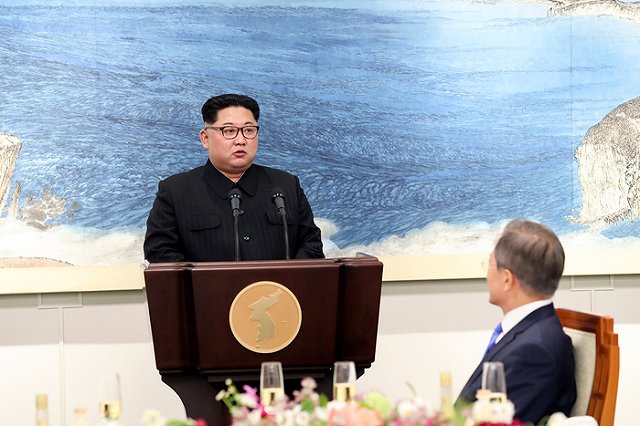 Ким Чен Ын оттолкнул фотографа, вставшего к нему спиной