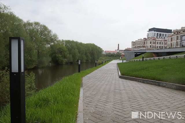 Набережную Исети возле «Косого дома» открыли для пешеходов