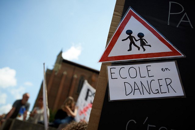 Российскую учительницу уволили за фотосессию в купальнике