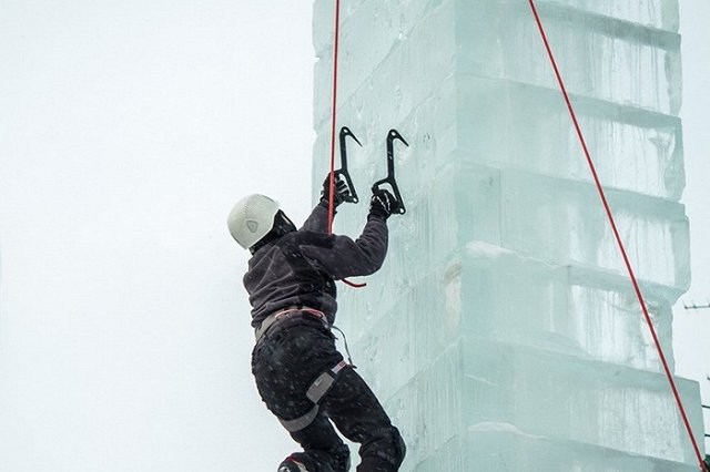 Екатеринбургские скалолазы залезут на ледовые фигуры на площади 1905 года