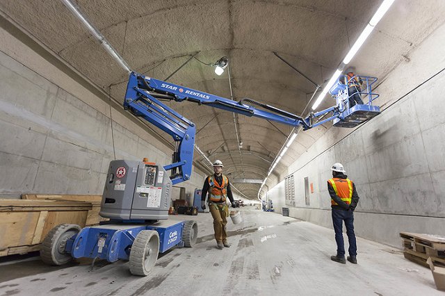 Водитель автовышки, оставивший часть города без света, дает объяснения в полиции