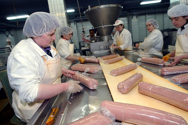 Колбаса с сырым сердцем и алчные юристы: на что жалуются екатеринбуржцы в ЗПП