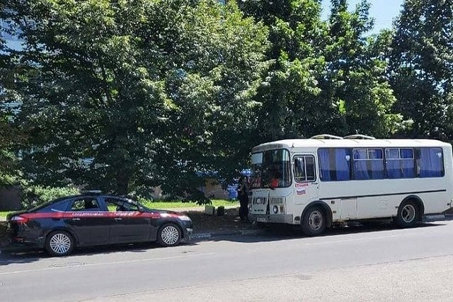 Двое погибли: мужчина напал с ножом на троих женщин в автобусе