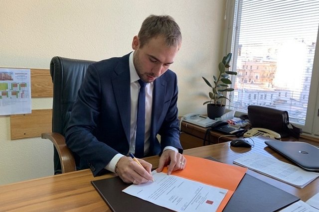 Антон Шипулин заступился за свердловчанку с ковидом, оштрафованную за выход во двор без маски