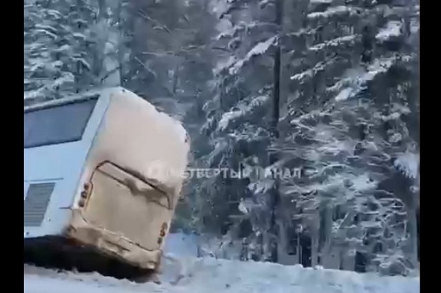 В Свердловской области автобус вылетел в кювет