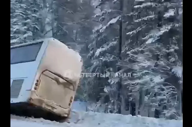 В Свердловской области автобус вылетел в кювет