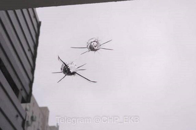 В Екатеринбурге ребёнок с игрушечным пистолетом держит в страхе дом