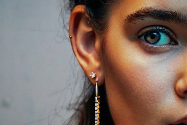 В Нижнем Новгороде 24-летней девушке дали 5 суток ареста за сережки-лягушки в «радугу»