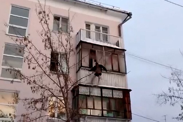Пьяный свердловчанин выпал из окна третьего этажа