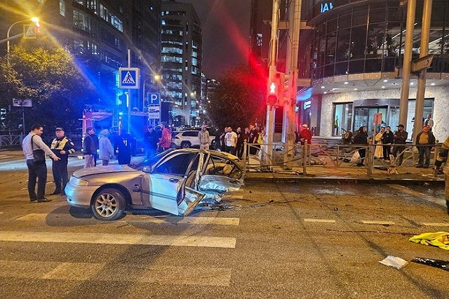 Машину разорвало: страшное ДТП в центре Екатеринбурга устроил водитель Lexus (ВИДЕО)