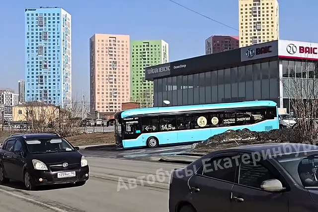 На улицы Екатеринбурга отправили огромный автобус