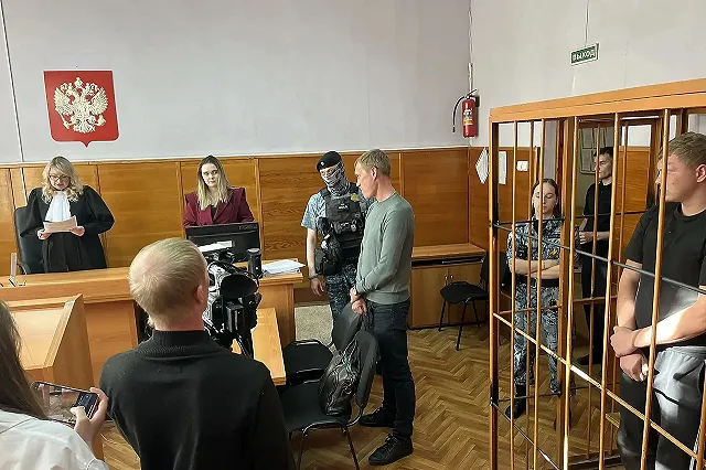 В Екатеринбурге суд на два месяца арестовал мотоциклиста, пнувшего инспектора мотороты ДПС (ФОТО)