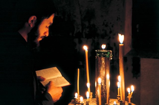 Москвичка получила сотрясение мозга от удара крестом священника