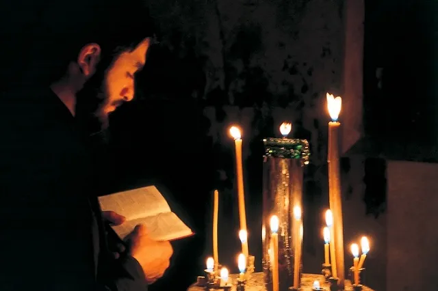 Москвичка получила сотрясение мозга от удара крестом священника