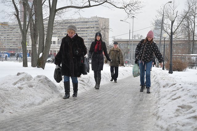 81-летняя женщина отсудила у УК 300 тыс. рублей за падение около дома
