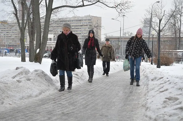 81-летняя женщина отсудила у УК 300 тыс. рублей за падение около дома