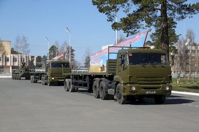 В Екатеринбурге прошел смотр театрализованной колоны ЦВО, которая проедет по городу в День победы