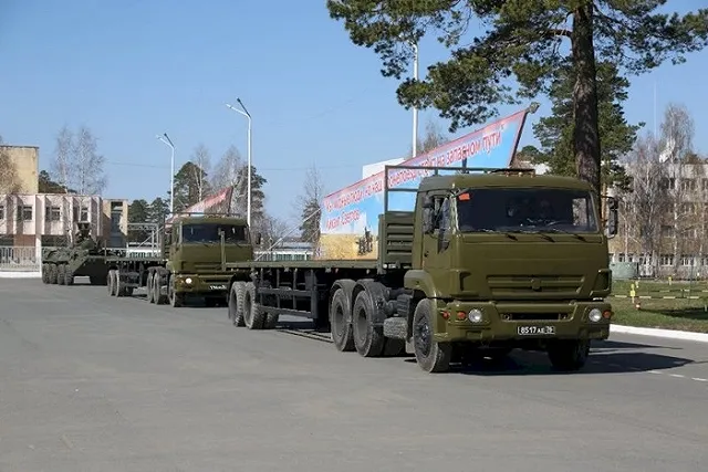 В Екатеринбурге прошел смотр театрализованной колоны ЦВО, которая проедет по городу в День победы