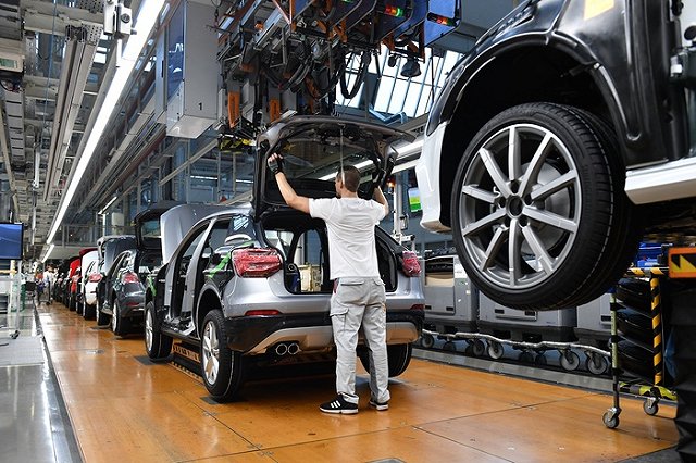 Основатель SuperJob предсказал сокращения в автопроме, нефтедобыче и нефтепереработке