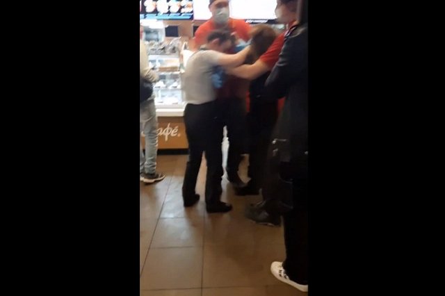 В Твери попала на видео драка сотрудницы McDonald’s и посетительницы