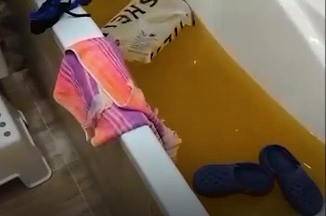 Квартиру екатеринбуржцев затопило фекалиями