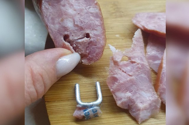 Екатеринбурженке в колбасе из «Монетки» попался неприятный сюрприз