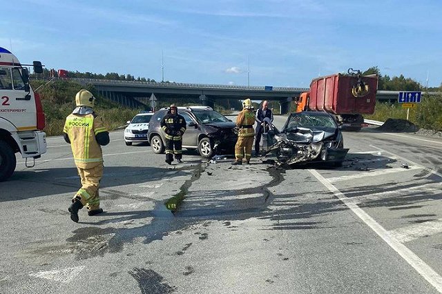 На перекрёстке Лучистая — Чемпионов столкнулись легковушка и бетономешалка
