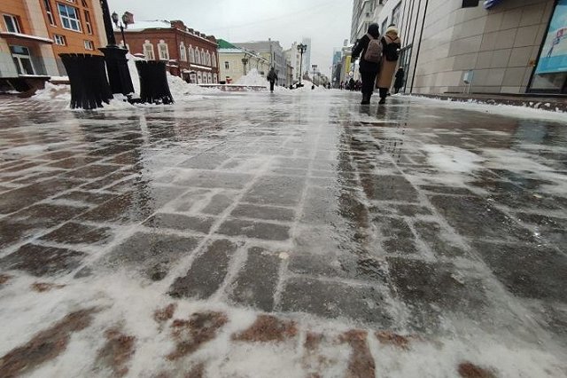 Екатеринбурженка пошла в магазин за ледоходами, но поскользнулась и оказалась в больнице