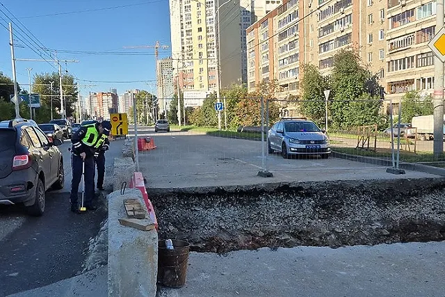 Мотоциклист погиб в Екатеринбурге, упав в строительную траншею