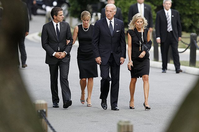 Сына Байдена уволили из резерва ВМС за употребление кокаина