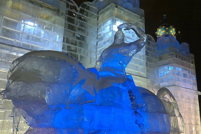 Из-за пьяной молодежи в ледовом городке Екатеринбурга исчезнут большие горки