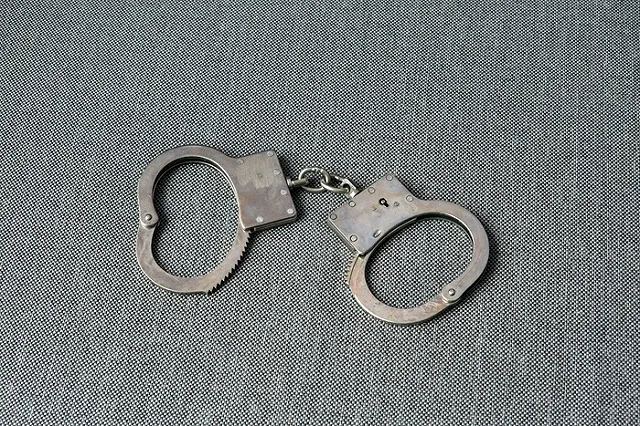 Сотрудник ФСБ, зарезавший семью, в больнице прикован наручниками к кровати