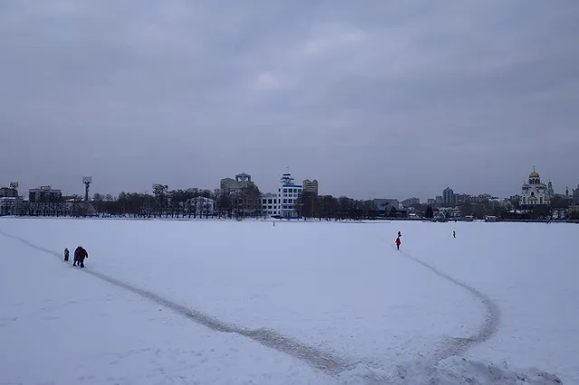 Сокращая путь — сокращаешь жизнь. Под лед Городского пруда провалился мужчина