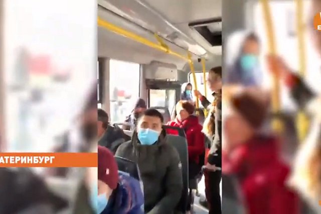 На Уралмаше маршрутка больше часа простояла из-за женщины, не надевавшей маску