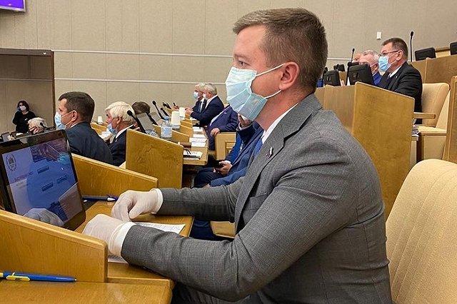 Аферисты взломали соцсеть свердловского депутата Госдумы. Они просят деньги на лечение его сына