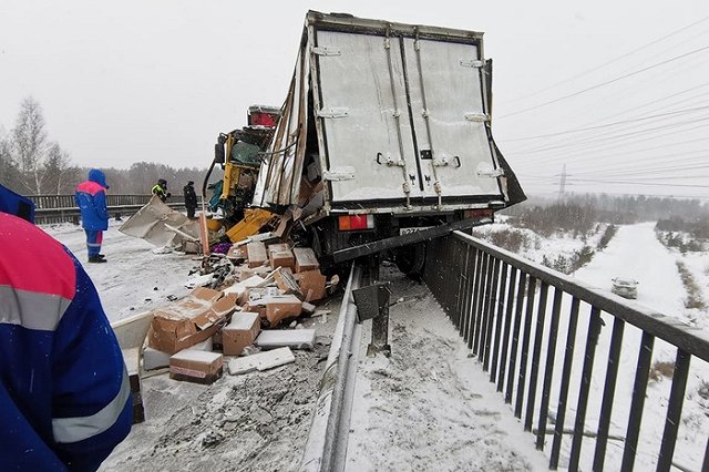 Движение заблокировано: на Московском тракте произошло смертельное ДТП с участием 4-х автомобилей