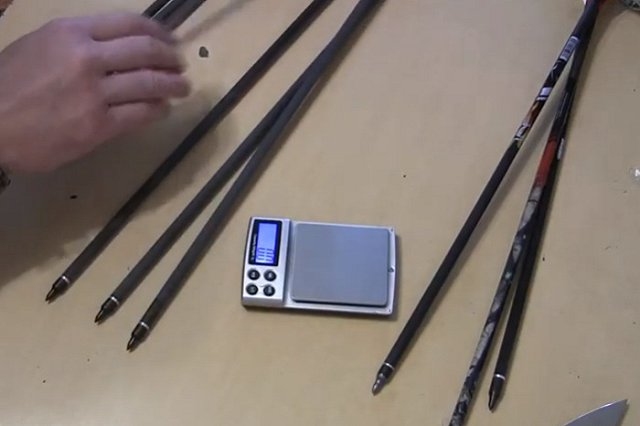 Арбалетные стрелы с 4 телефонами обнаружили у осужденных в свердловской колонии