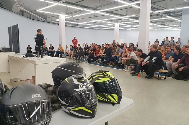 ГИБДД: Более 200 байкеров прослушали лекцию о безаварийном вождении в одном из ТРЦ Екатеринбурга