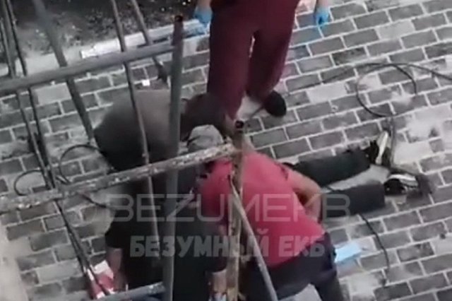 В Екатеринбурге асфальтовый каток наехал на рабочего на стройке