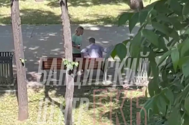 В Екатеринбурге на бульваре Культуры девушка из ревности ударила парня ножом