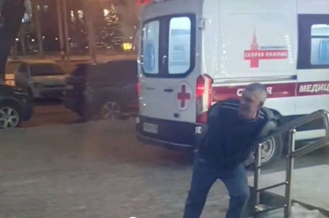 В Екатеринбурге неадекват напал на прохожего, а потом попытался сбежать от медиков скорой