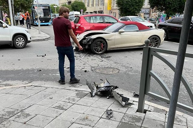 Массовое ДТП с участием элитных авто парализовало движение в центре Екатеринбурга (ФОТО)