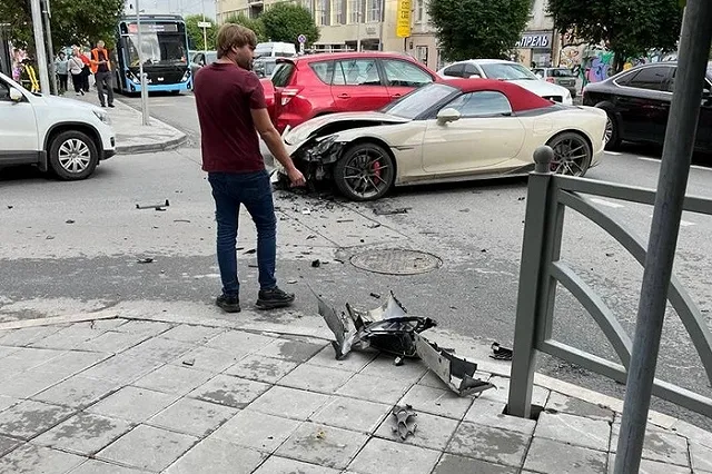 Массовое ДТП с участием элитных авто парализовало движение в центре Екатеринбурга (ФОТО)