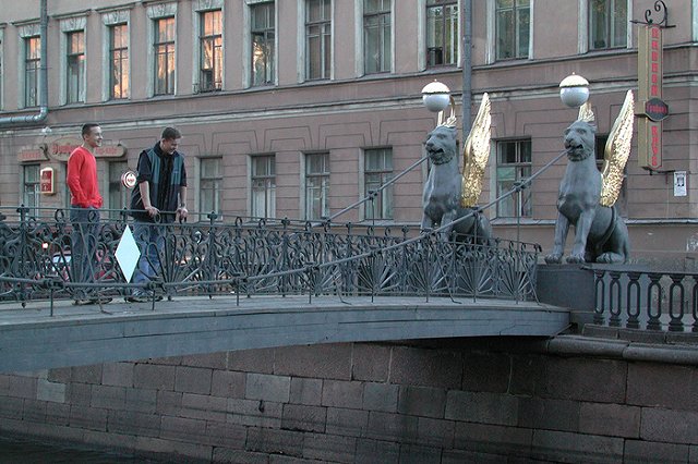 Сбросивший инвалида в канал бизнесмен отделался обязательными работами