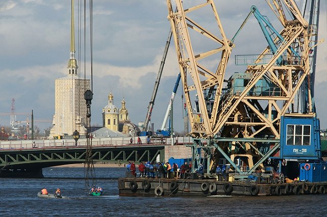У южного берега Крыма затонул плавучий кран, есть погибшие
