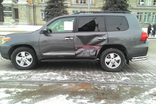 Трамвай врезался во внедорожник на площади 1905 года