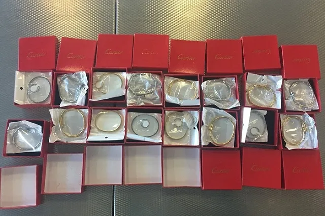 У жителя Китая в Екатеринбурге изъяли 16 коробок поддельных украшений Cartier