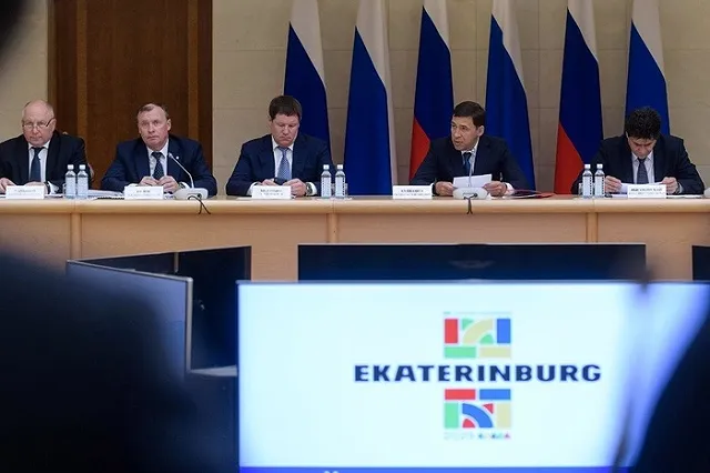 Куйвашев прокомментировал дворцовый стиль отремонтированной меценатом школы