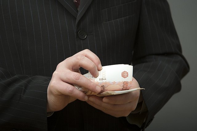 Свердловчанин хотел заплатить 20 тысяч за взятку, но заплатит 50 тысяч за штраф